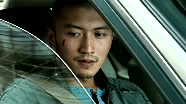 线人:谢霆锋看见警察,开着车扭头就跑,这车技也是没谁了