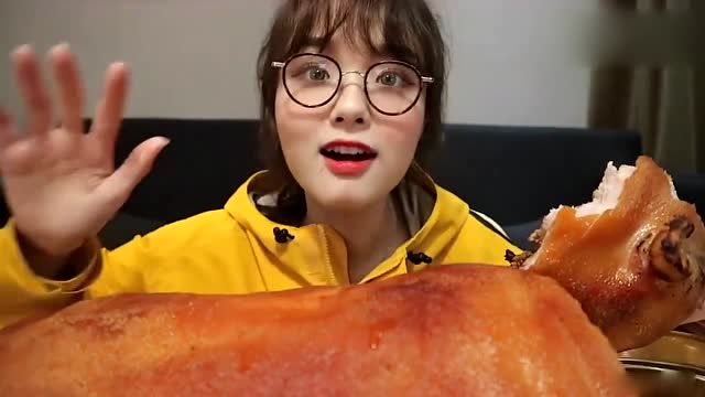 美女阿尤一人独食整头烤乳猪!888元!直接拿刀砍着吃