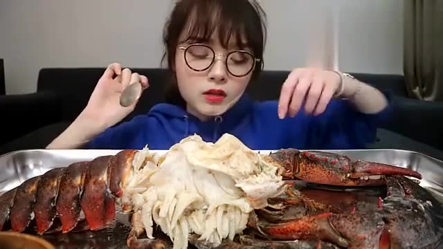 美女阿尤:上海大胃王阿尤吃大龙虾,吃相真的很狂野
