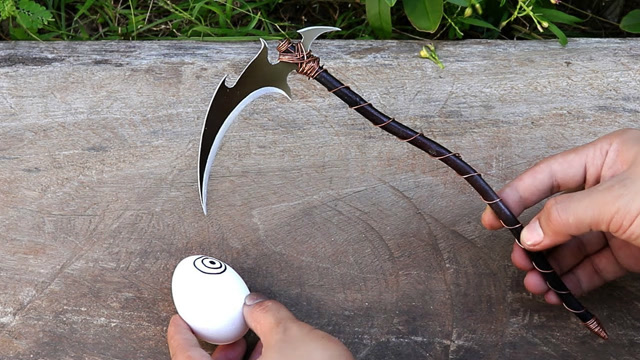 切蔬菜都不用菜刀了?老外自制创意镰刀,鸡蛋:我才是最无辜的!