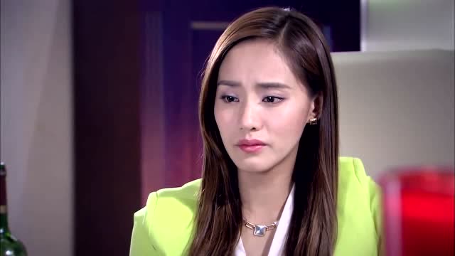 妻子的秘密:宁夏自己一个人在家里喝酒,一会大笑一会又不开心
