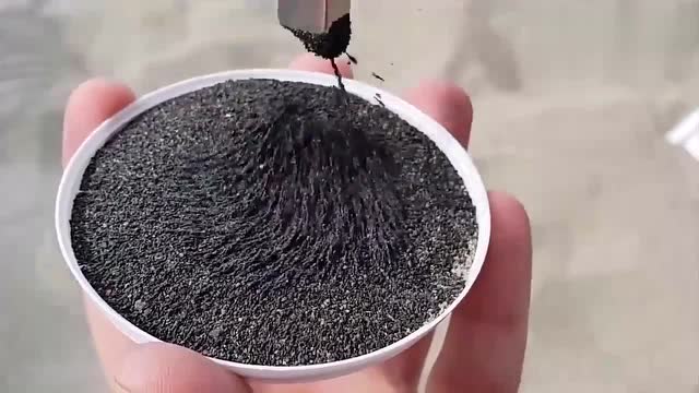 碎铁屑和磁铁组合到一起,一个有趣的磁铁游戏