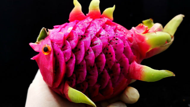 火龙果雕刻卡通小肥鱼,厉害了我的师父!