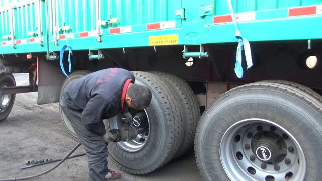 40万的新货车第一趟跑运输,遭遇扎胎不能补胎时,看老司机咋处理