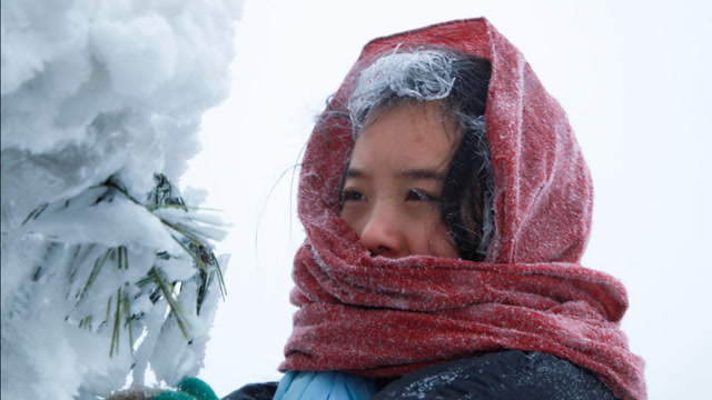 贵州农村女孩,下大雪到山上看雪,结果头发都结冰了