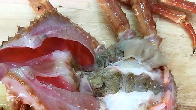 小伙直播处理帝王蟹,这蟹血居然是长这样的,真是大开眼界!
