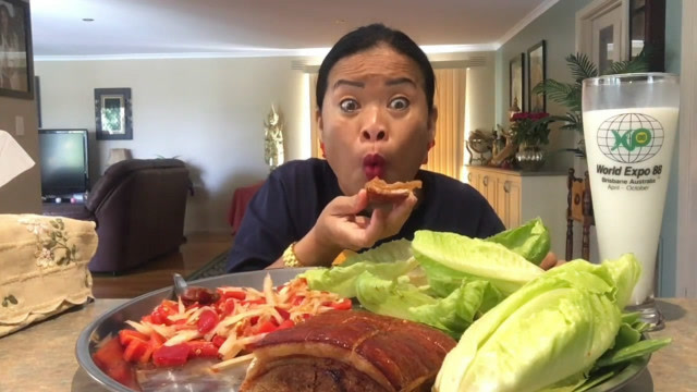 泰国大姐真会吃,酥脆的烤猪肉皮,吃的真香,夸张的表情看的真逗