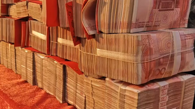 公司年会,现场钞票堆积成山!公司称-现金才能鼓舞士气!