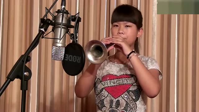 小姑娘唢呐演奏《秦雪梅》小小年纪就吹的这么好,前途无量