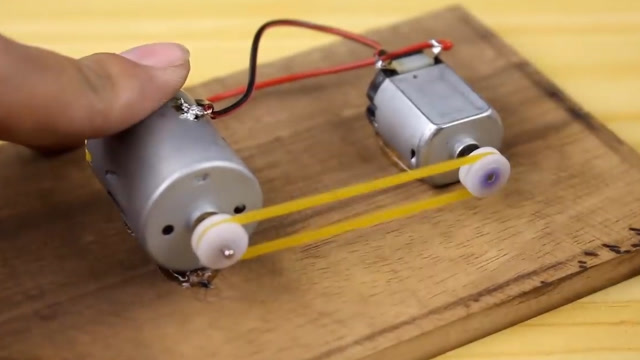 搞笑的老外们:老外做永动机,真是搞笑,永动机是不可能存在的