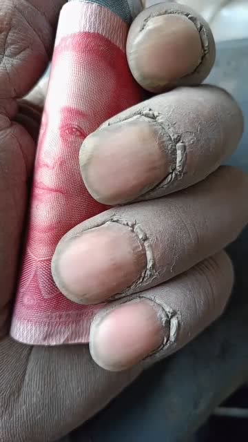 一双农民工的手,拿着他今天的辛苦钱.都不容易呀