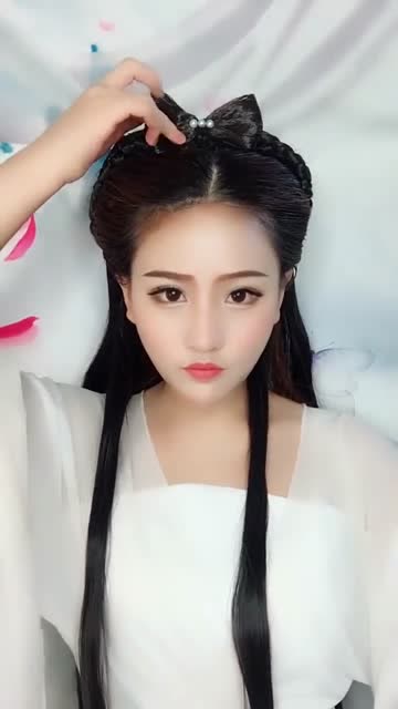 女子模仿小龙女造型,现场教学小龙女编发,你觉得像吗