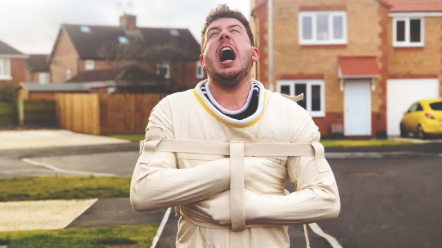 精神病患者被强制有多痛苦?看外国小伙穿24小时束缚衣就知道了!