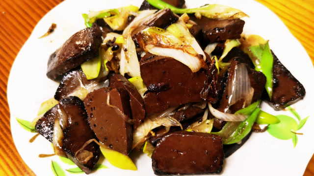 一根大葱一块猪血简单爆炒一下原来这么好吃