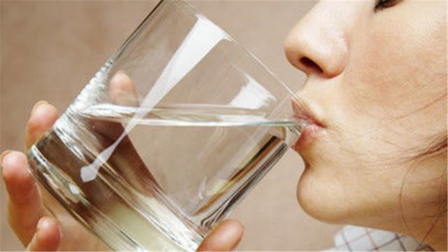 早上起床后,要不要空腹喝水?现在总算是明白了,以后可别乱喝了