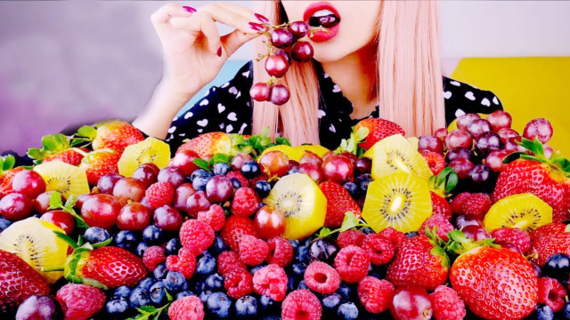 美女吃水果大餐,各种水果堆积成山,网友:难道是有钱花不完?