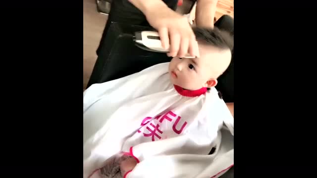 妈妈带小萌娃去剃光头,看见头发没了萌娃一脸委屈