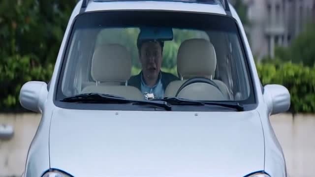 《情圣》肖央开挂演示开车的最高境界,脚都可以