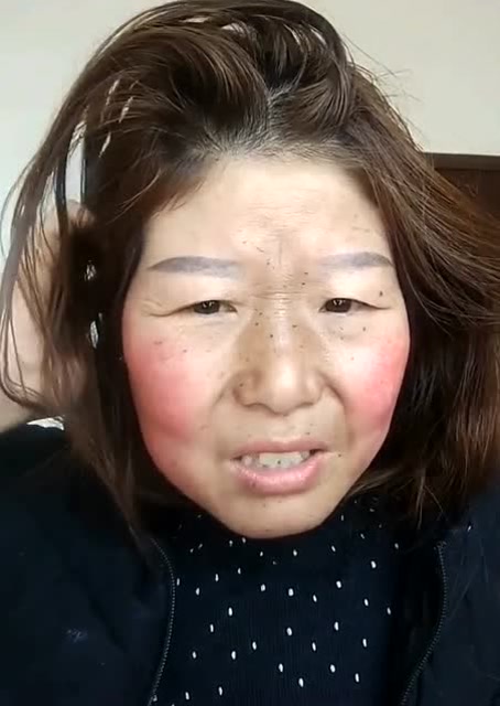 大妈素颜也太丑了,要回娘家了,赶紧化个妆,瞬间大变样,变美了