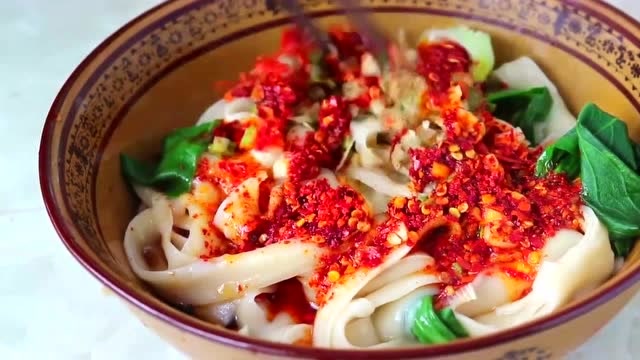 大厨教你做正宗的油泼刀削面,堪比白鹿原油泼面,真是一绝!