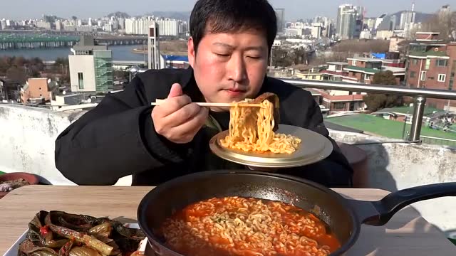 韩国吃货大叔,吃一锅香辣泡面,配泡菜,吃的真过瘾