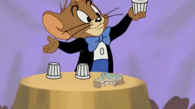 魔术师汤姆猫在台上表演节目,杰瑞鼠也学得有模有样