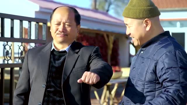 乡村爱情:谢广坤太能端架子,上个三轮车还要刘能扶着!