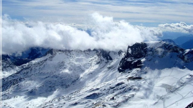 印度北部山谷内冰川消融形成"冰川流",倾泻而下