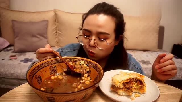 脸大脑门高的老女人吃豆腐烩菜 香酥大饼夹肉,大口吃真带劲