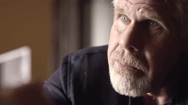 轰天抢救:波波维奇拿出了照片问他是不是他妻子,男子说他会试一试