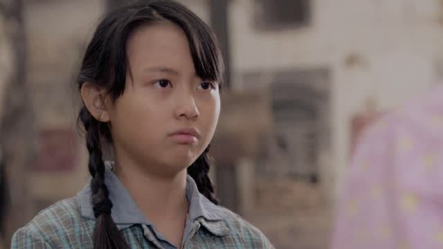 农村小女孩9岁了还没上过一天学,老师的举动让人感动