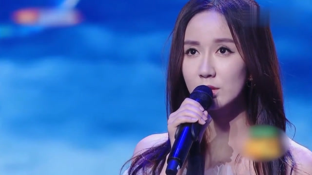 娄艺潇挑战邓紫棋《泡沫》,绝对国际歌手水平,陈建斌都陶醉了!