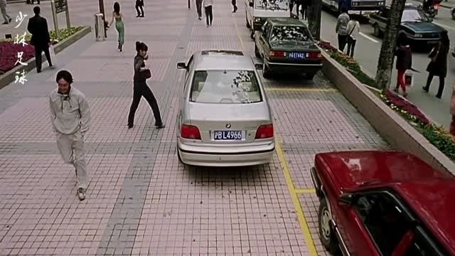 美女学会铁砂掌,侧方位停车,一掌就把宝马打进去