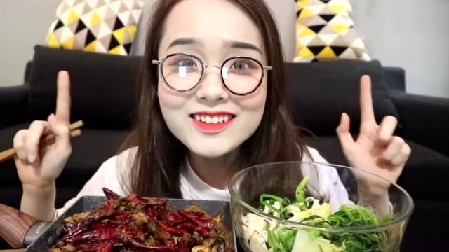 美女吃播阿尤吃烤鱼,连炒锅都要舔一舔,不愧是吃货