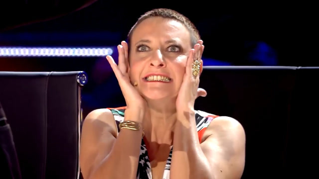 诡异魔术天才师参加达人秀,惊悚的扑克绝技,看的女评委头皮发麻!