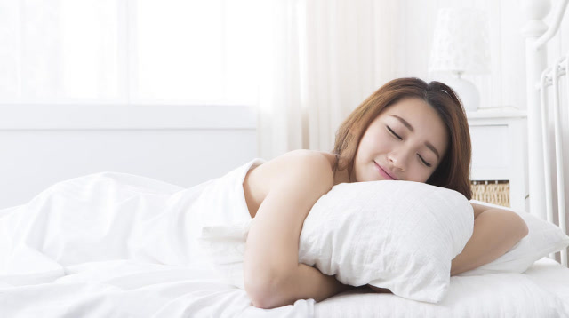 裸睡到底好不好女生晚上睡觉只穿内衣裤睡觉可以吗