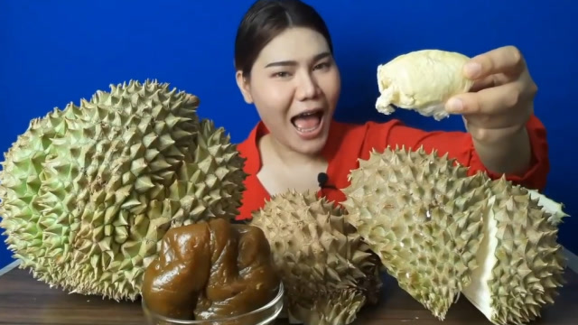 泰国小姐姐直播吃榴莲,看表情就知道很好吃