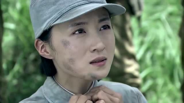 女兵举手向鬼子投降,做什么都愿意,鬼子不知女兵的怀里全是炸弹