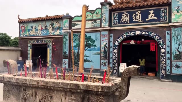 南宁邕江边上的五通庙,每天前来的香客不断,据说很灵验