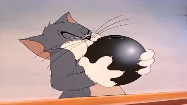 猫和老鼠:杰瑞躲进保龄球里?看汤姆怎么把它吹出来!