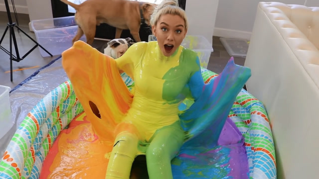 捏泥中也能洗澡吗?外国小姐姐作死挑战,结果有点意外