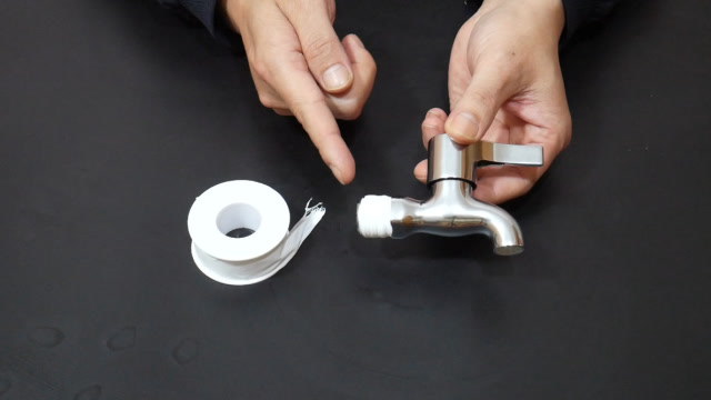 水龙头缠生料带有技巧,用上十几年也不会漏水,好多师傅都不会