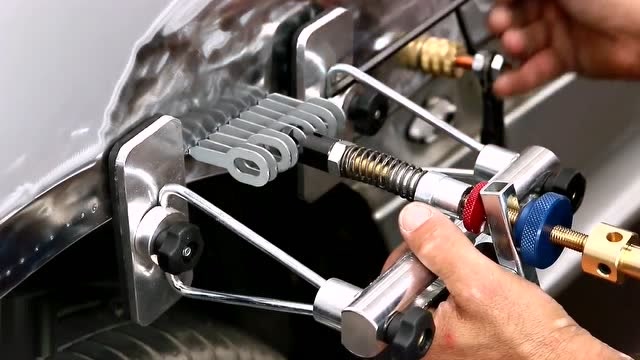 实拍专业汽修工修复钣金的过程,修理费贵是有原因的