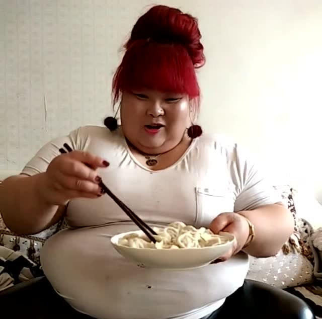 三百斤的胖大姐吃热饺子,一口一个吃得可真香,我都看饿了!