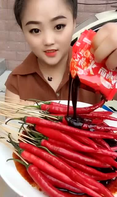 辣妹子开吃播:火鸡面料配辣椒,最后一下是辣到了吗?