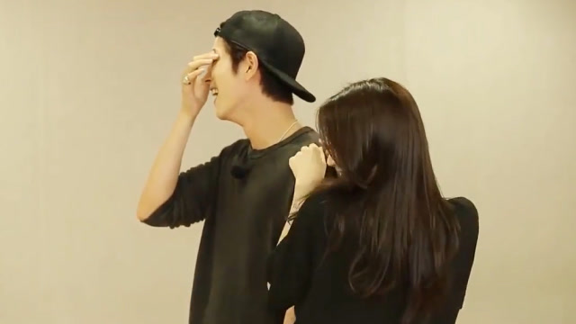 yura对着老公火辣热舞,洪宗玄羞的捂住了脸