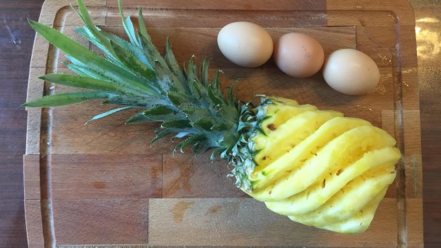 菠萝加鸡蛋这样做出来,没想到既能解馋又美味,爱美的女生都爱吃