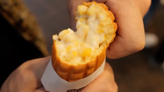 韩国街头的玉米蛋糕,40块钱一根,吃货:掰开一看,值得