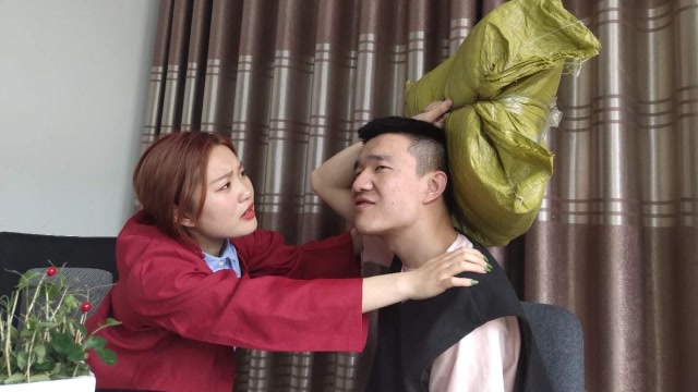 女老板破产后告诉丈夫,却没想到丈夫拿出了一个布袋,结局泪目