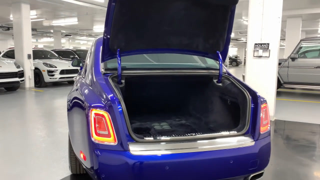 劳斯莱斯的后备箱真是够大的,豪车各方面设计真是厉害,好看!